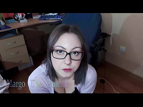 ❤️ Σέξι κορίτσι με γυαλιά πιπιλίζει Dildo βαθιά στην κάμερα ❤️ Πορνό βίντεο